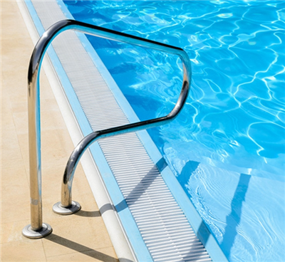 Pasamanos de piscina sobre el suelo